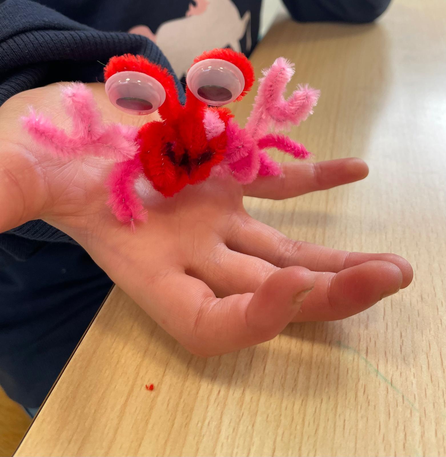 Main d’enfant manipulant un petit objet souple